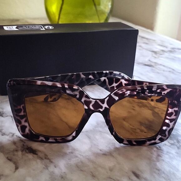 Leopard Print Sunglasses with Gold Lenses - Picture 4 of 10